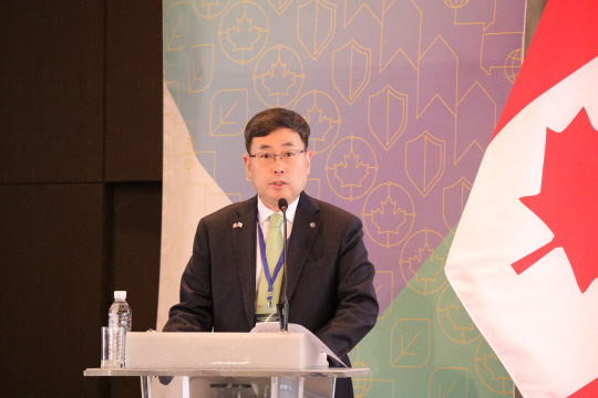 이상목 한국생산기술연구원장이 14일 더플라자 호텔 서울에서 열린 '한-캐나다 순환 경제 세미나 및 B2B 상담회'에서 축사를 하고 있다. 생기원 제공
